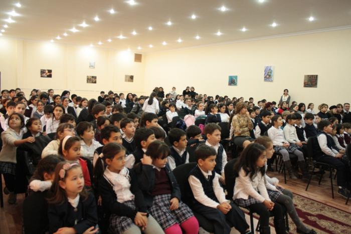 Скученность учеников в классах: Обучение в Баку в 4 смены