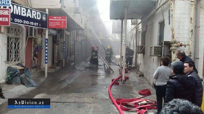 В центре Баку горит жилое здание - ФОТО