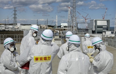 На станции "Фукусима-1" начали загрузку топлива в реактор АЭС