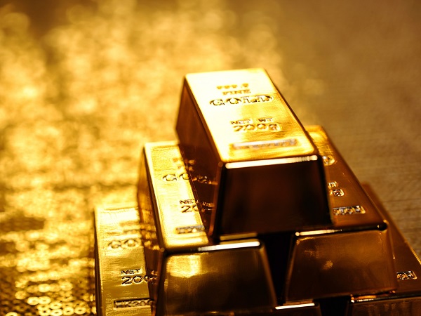 Золото на мировых биржах подешевело