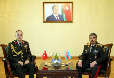Закир Гасанов наградил военного атташе посольства Турции