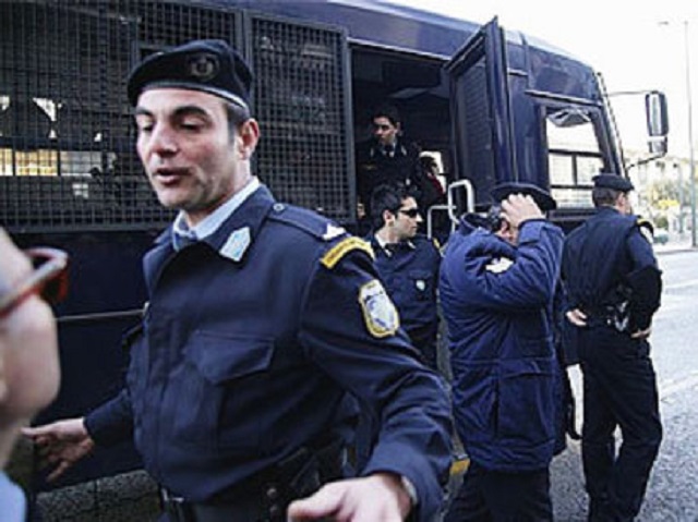 В Афинах неизвестный обстрелял автобус с полицейскими спецназовцами