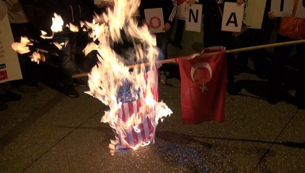 Греки сожгли флаги Турции и США в центре Афин