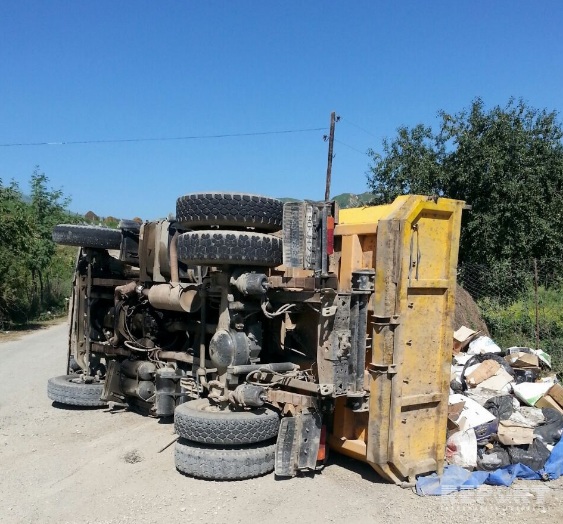В Гусаре перевернулся мусоровоз, есть пострадавшие