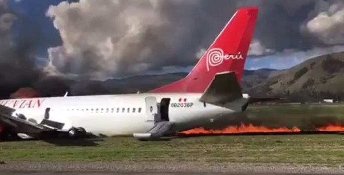 В Перу самолет загорелся при посадке, 26 пострадавших - ВИДЕО