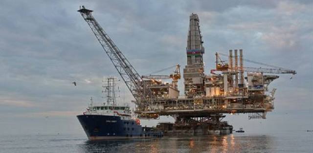 На морском месторождении «Гюнешли» обрушился кран, есть погибший
