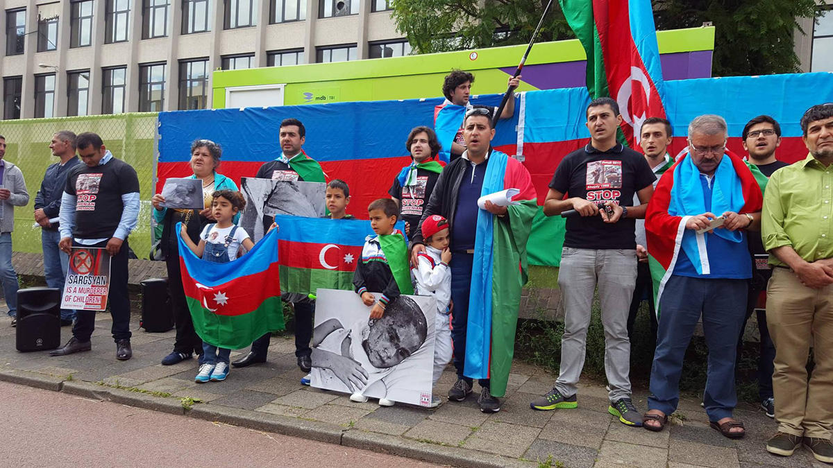 «Саргсян – убийца детей» - гаагский протест против армянской диверсии (ФОТО)