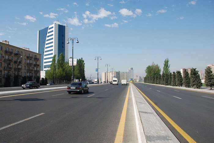 На одном из центральных проспектов Баку ограничивается движение 
