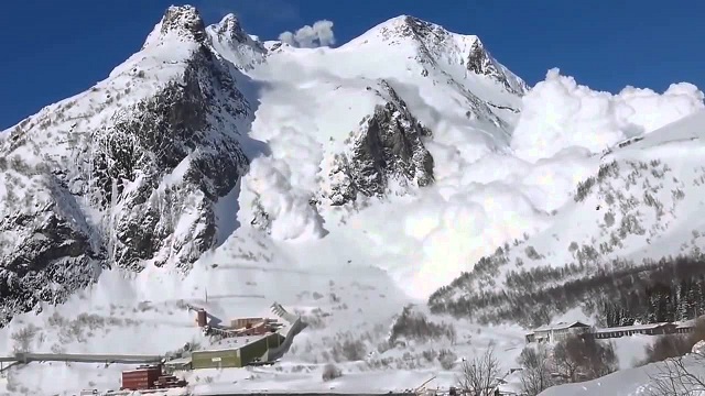 В Таджикистане в результате схода снежных лавин погибли семь человек