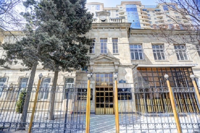 В Азербайджане закрывается университет `Тефеккюр`