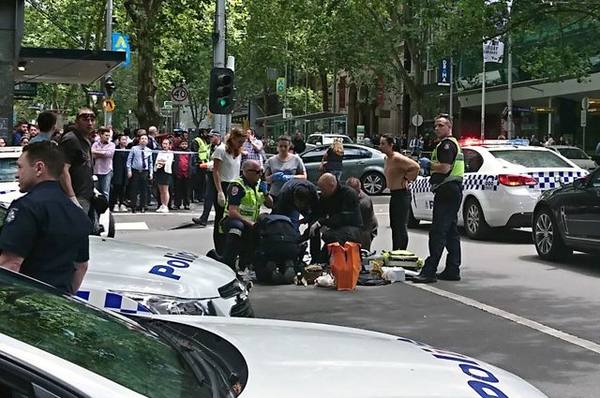 Водителю, въехавшему в толпу в Мельбурне, предъявили обвинения в убийстве
