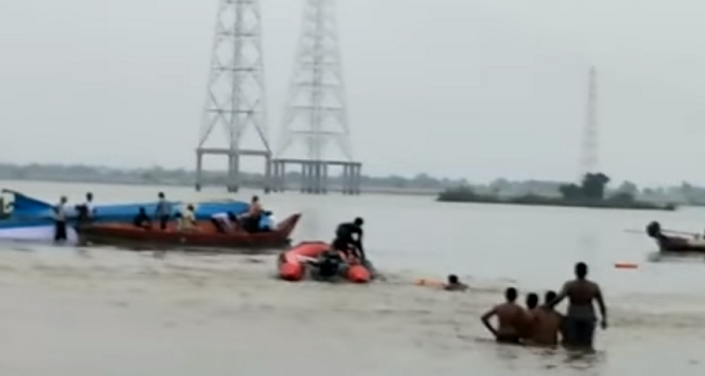 В Индии опрокинулась лодка (ВИДЕО)