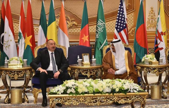 Ильхам Алиев прибыл с визитом в Саудовскую Аравию (ФОТО)