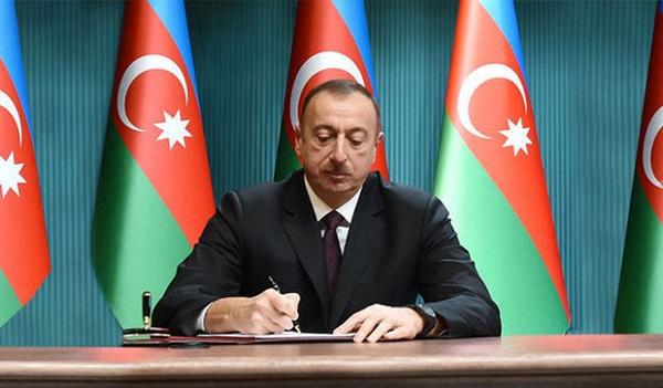 Ильхам Алиев наградил сотрудников МЧС