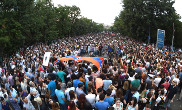 Митингующие в Ереване пригрозили властям Армении народным восстанием