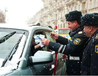 Дорожная полиция Баку поздравит женщин с праздником 8 Марта 