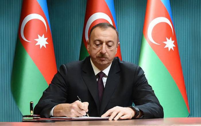 Ильхам Алиев подписал некролог в связи со смертью Натига Алиева