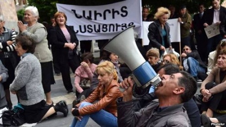 `Наказать полицейских` - требование протестующих в Ереване (ВИДЕО)