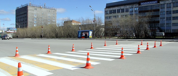 На ряде улиц Баку обновляют дорожную разметку