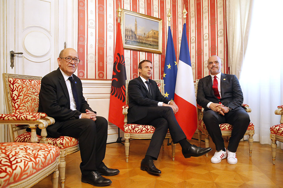 Премьеру Албании не дали сфотографироваться с Пенсом