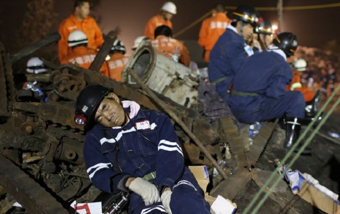 Обвал на угольной шахте в Китае: 17 горняков заблокированы под землей
