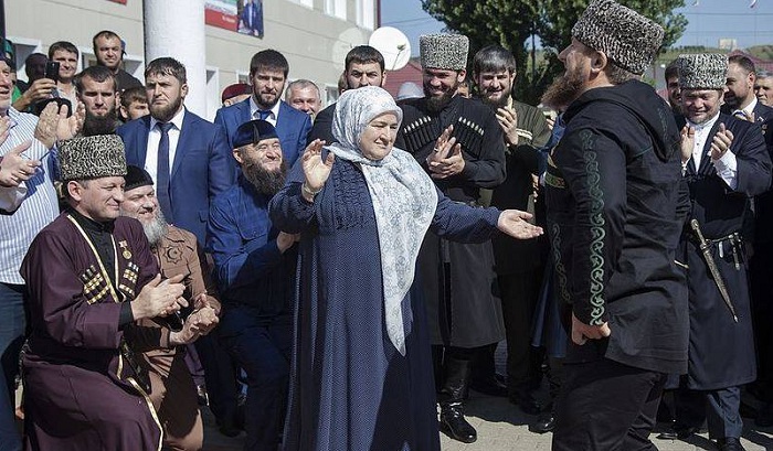 Кадыров станцевал лезгинку вместе с матерью - ВИДЕО