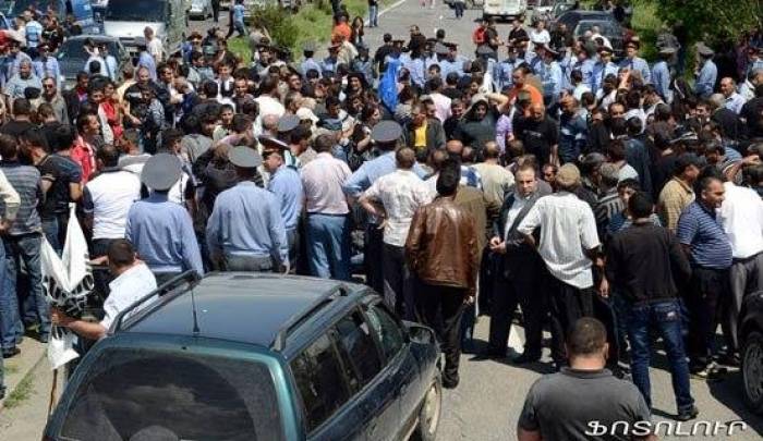 Армяне перекрыли Кельбеджарскую дорогу – Акция протеста