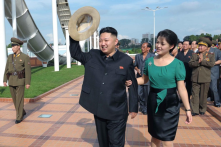 Лидер КНДР Ким Чен Ын с женой посетил соревнования летчиков ВВС