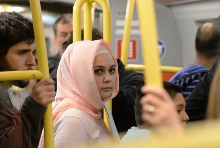 В Бурсе выделили для женщин отдельные вагоны в метро В Бурсе выделили для женщин отдельные вагоны в метро