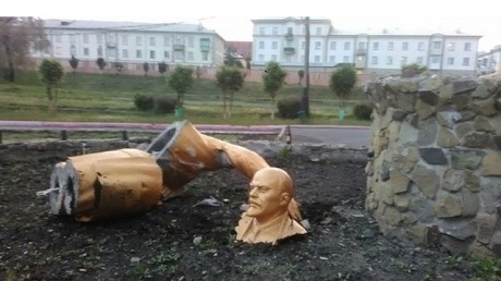Мужчина, делая селфи разрушил памятник Ленина