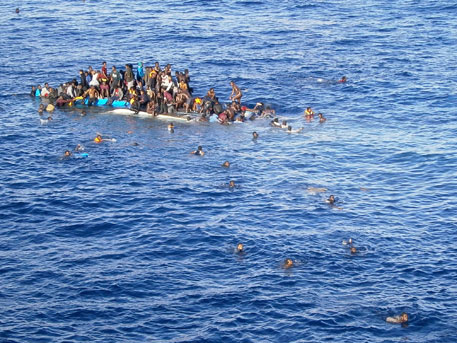 В районе Ливии затонуло судно со 110 мигрантами