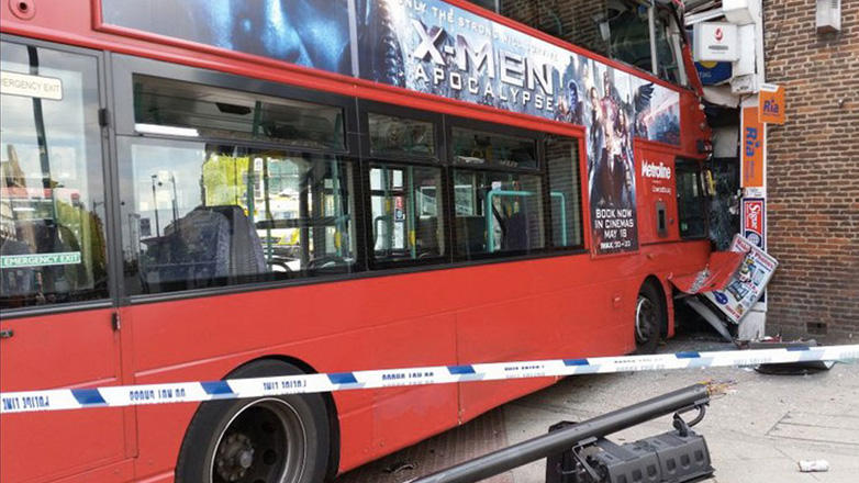 Двухетажный автобус в Лондоне врезался в магазин