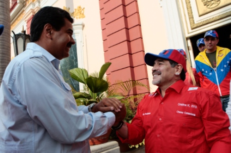 Президент Венесуэлы предложил избрать президентом ФИФА Марадону