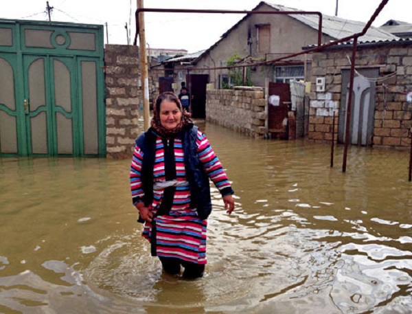 В Баку МЧС эвакуировало из затопленных домов 35 человек