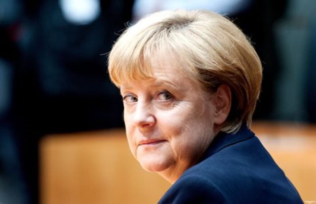 Канцлер: Германия не намерена перекрывать границы для беженцев 
