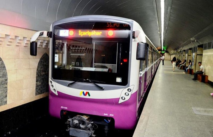 ЧП в бакинском метро: пассажир бросился под поезд