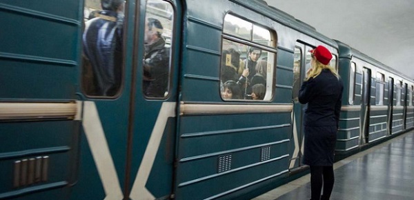 Проблема в бакинском метро: пассажиров попросили освободить вагоны