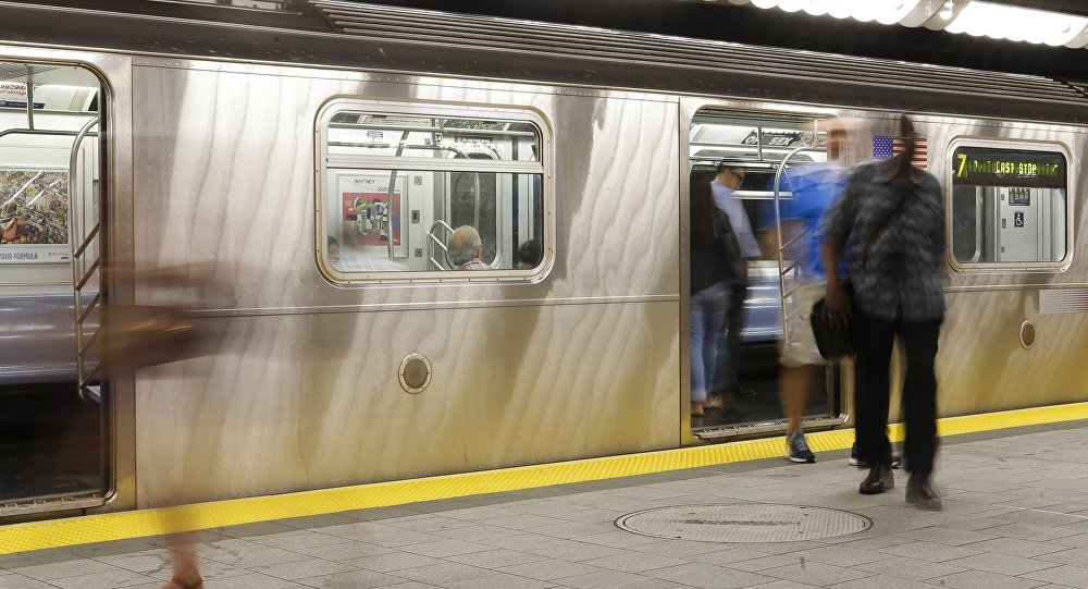 В метро Нью-Йорка из-за задымления пострадали люди
