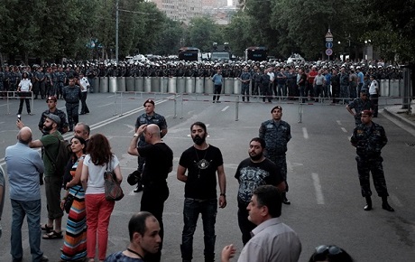 В Ереване снова собираются митингующие - ПРЯМАЯ ТРАНСЛЯЦИЯ