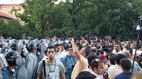 В ближайшие часы полиция Армении начнет разгон митинга