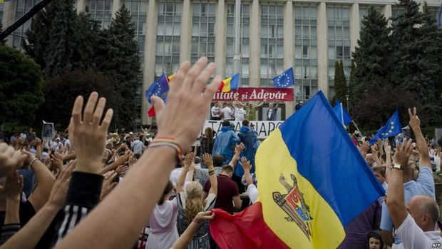 В Молдове протестующие окружили здание правительства 