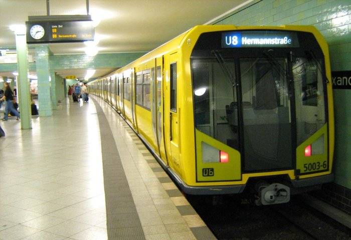 В Берлине водитель авто заехал в метро