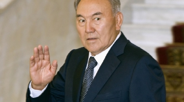 Назарбаев оттолкнул пытавшегося сделать с ним селфи миллиардера – ВИДЕО
