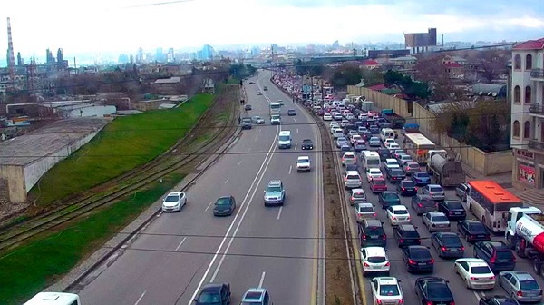 На одном из центральных проспектов Баку образовалась большая пробка