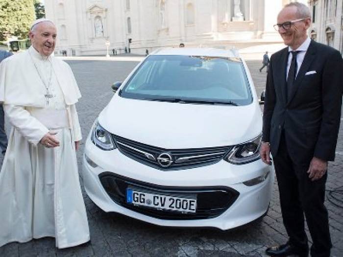 Opel подарил Папе римскому электрокар - ФОТО