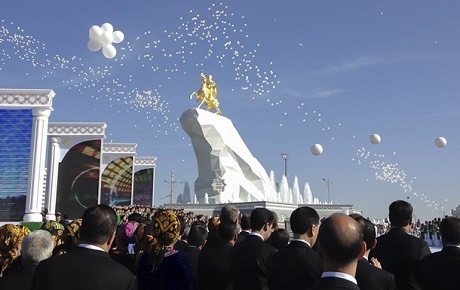  В Ашхабаде появился памятник новому Туркменбаши