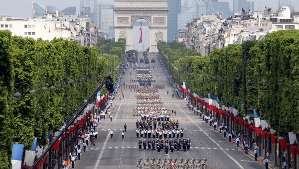 В Париже проходит торжественный парад ко Дню взятия Бастилии