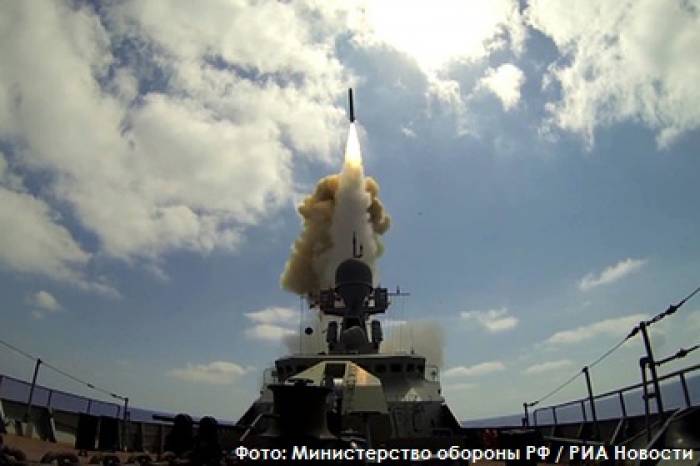 Российские фрегат и подводная лодка обстреляли объекты ИГ (ВИДЕО)