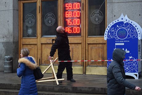 Впервые с января курс доллара опустился ниже 60 рублей