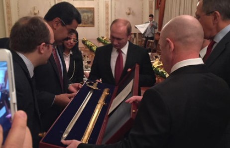 Путин подарил Мадуро клинок - ВИДЕО